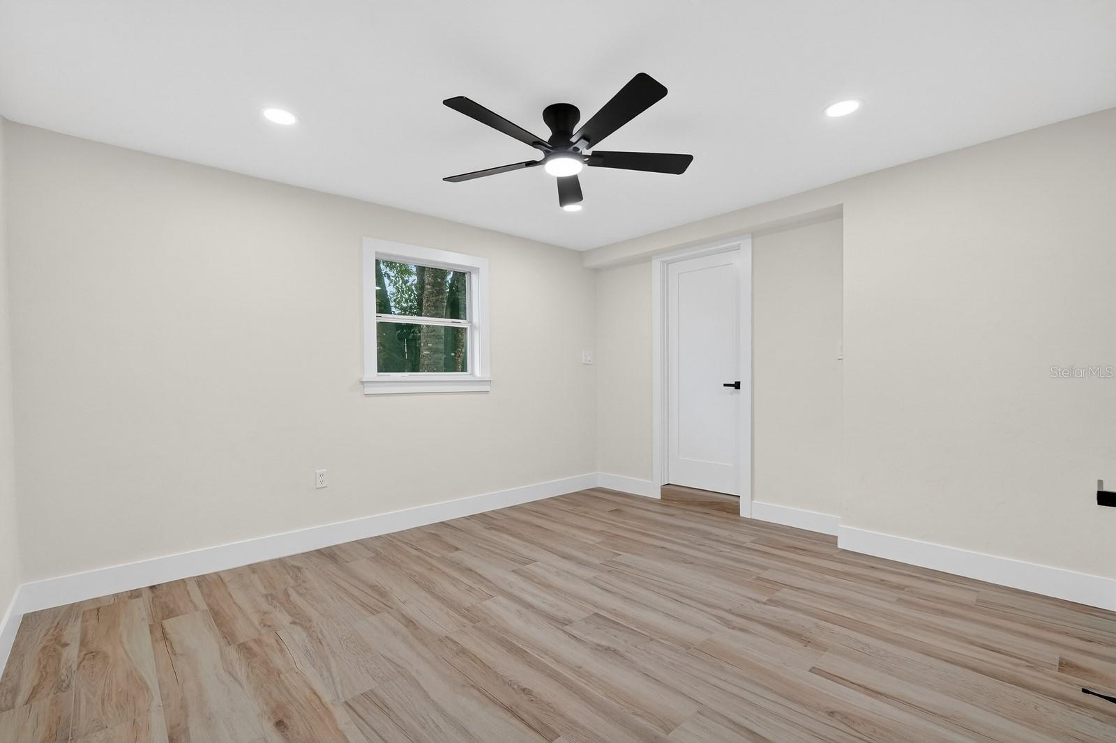 Image 14 of 30 For 553 Calhoun Street