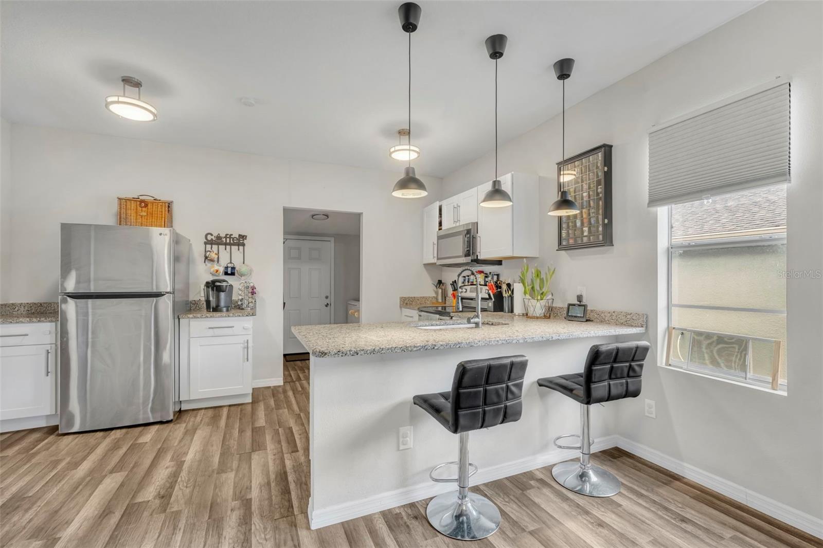 Listing photo id 8 for 4248 Minoso Street