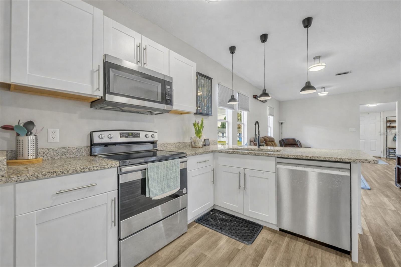 Listing photo id 9 for 4248 Minoso Street