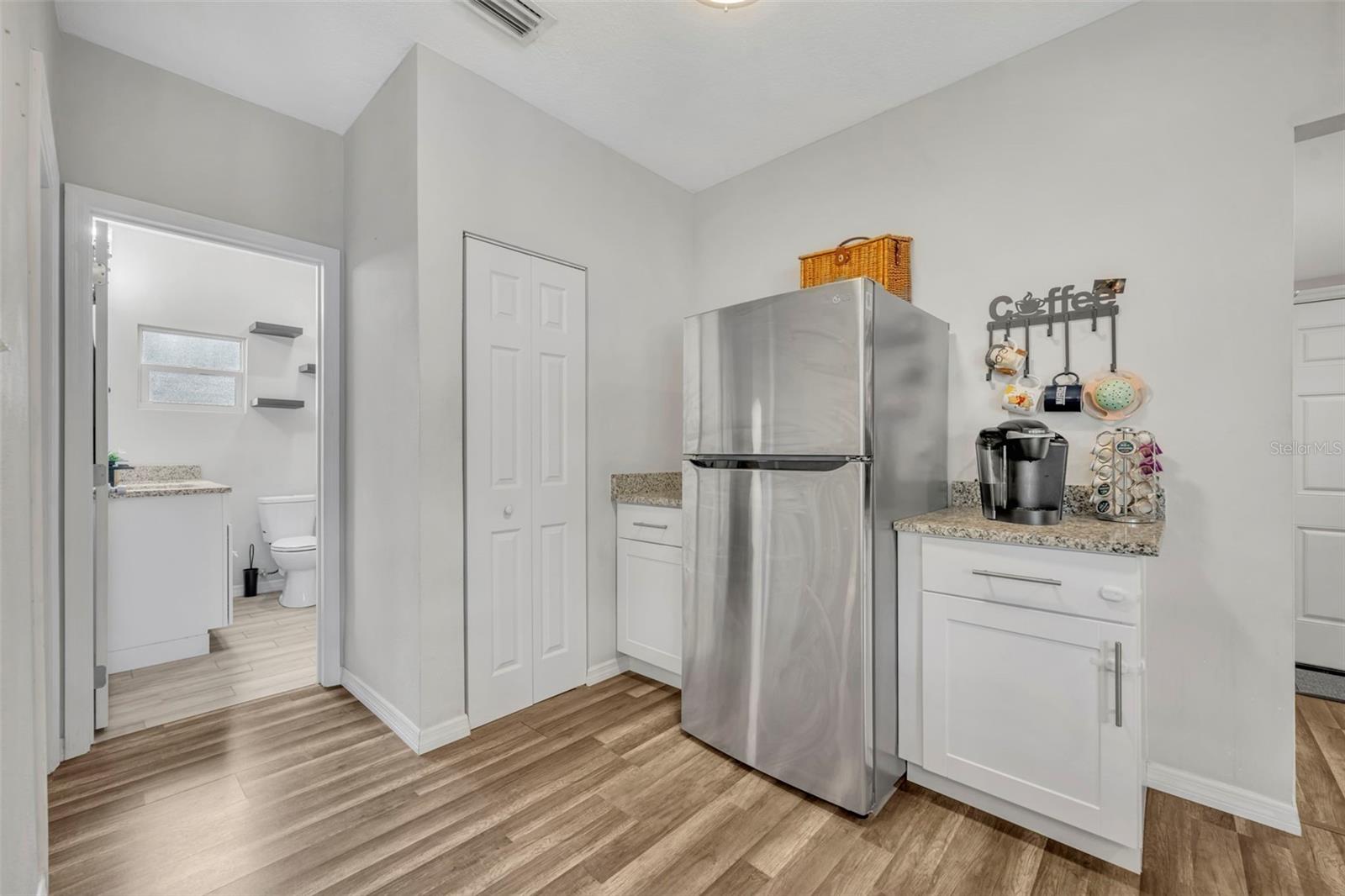 Listing photo id 10 for 4248 Minoso Street