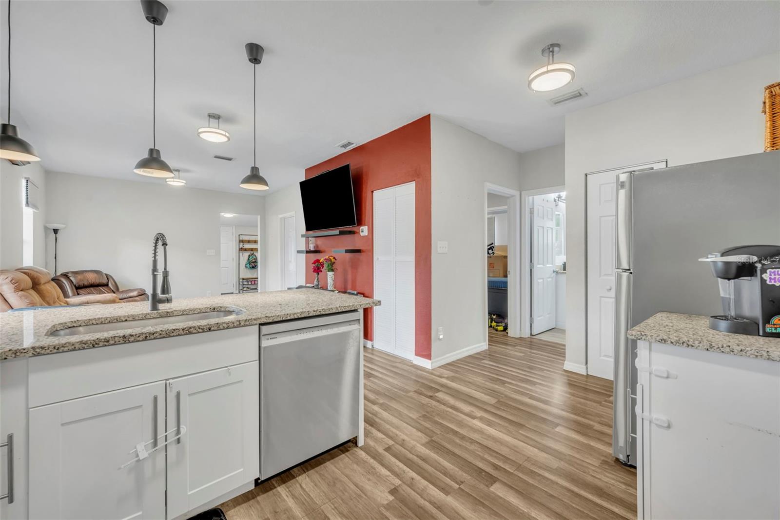 Listing photo id 11 for 4248 Minoso Street