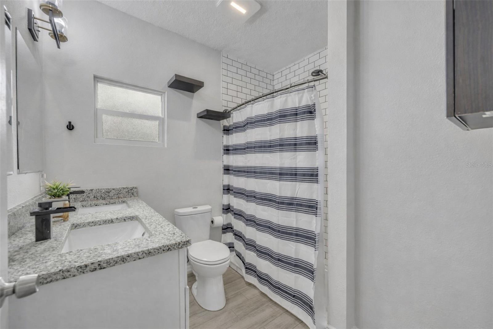 Listing photo id 12 for 4248 Minoso Street