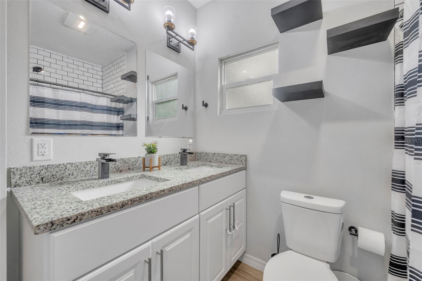 Listing photo id 13 for 4248 Minoso Street