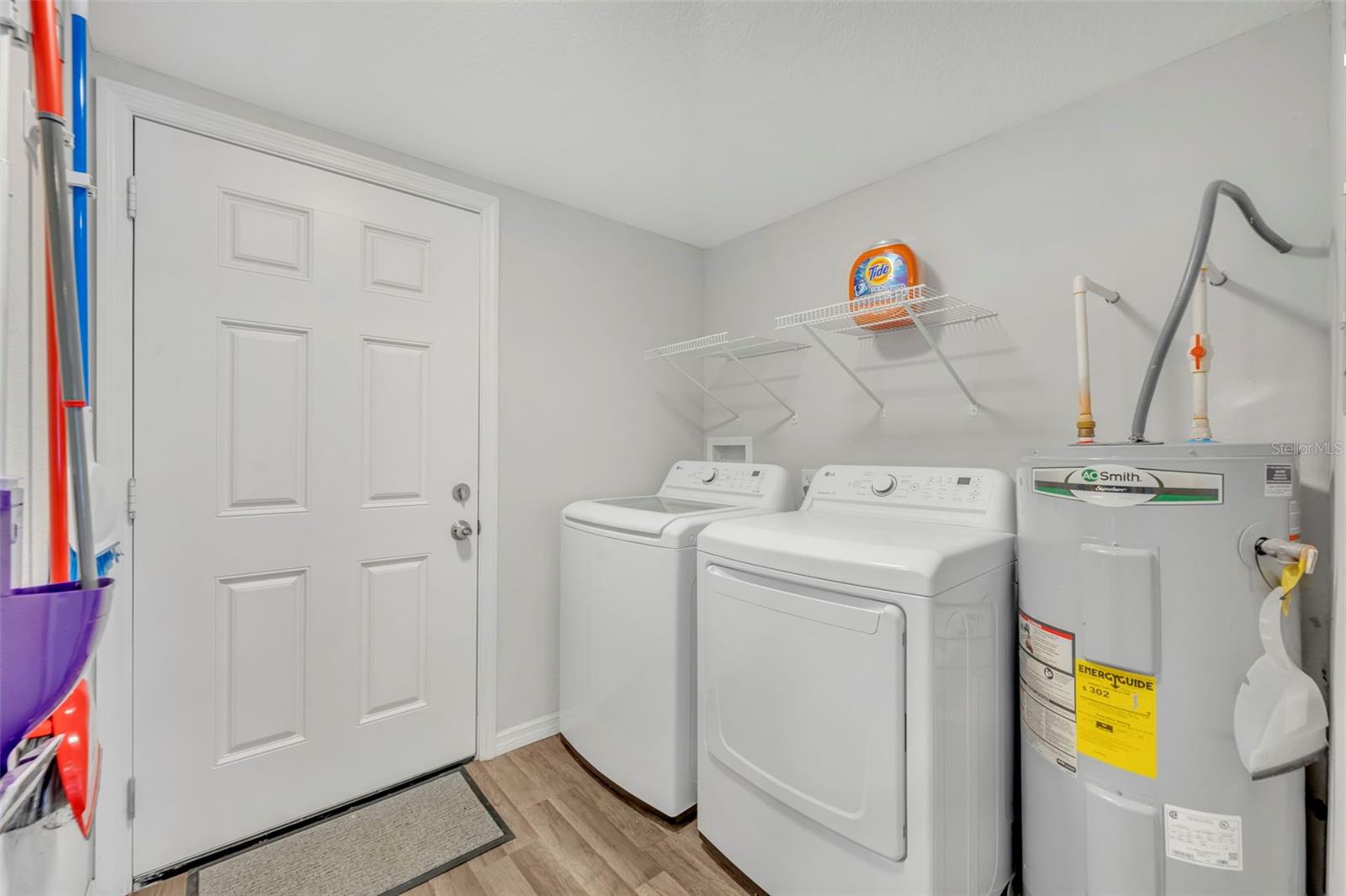 Listing photo id 14 for 4248 Minoso Street