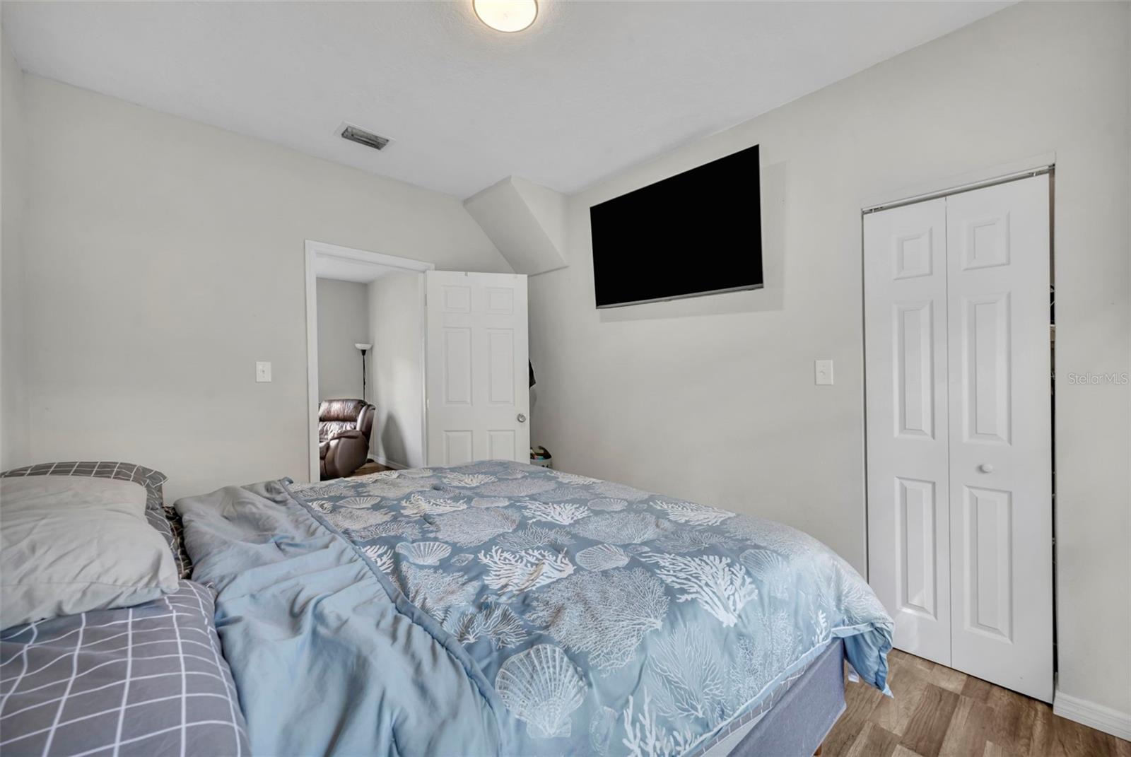 Listing photo id 15 for 4248 Minoso Street