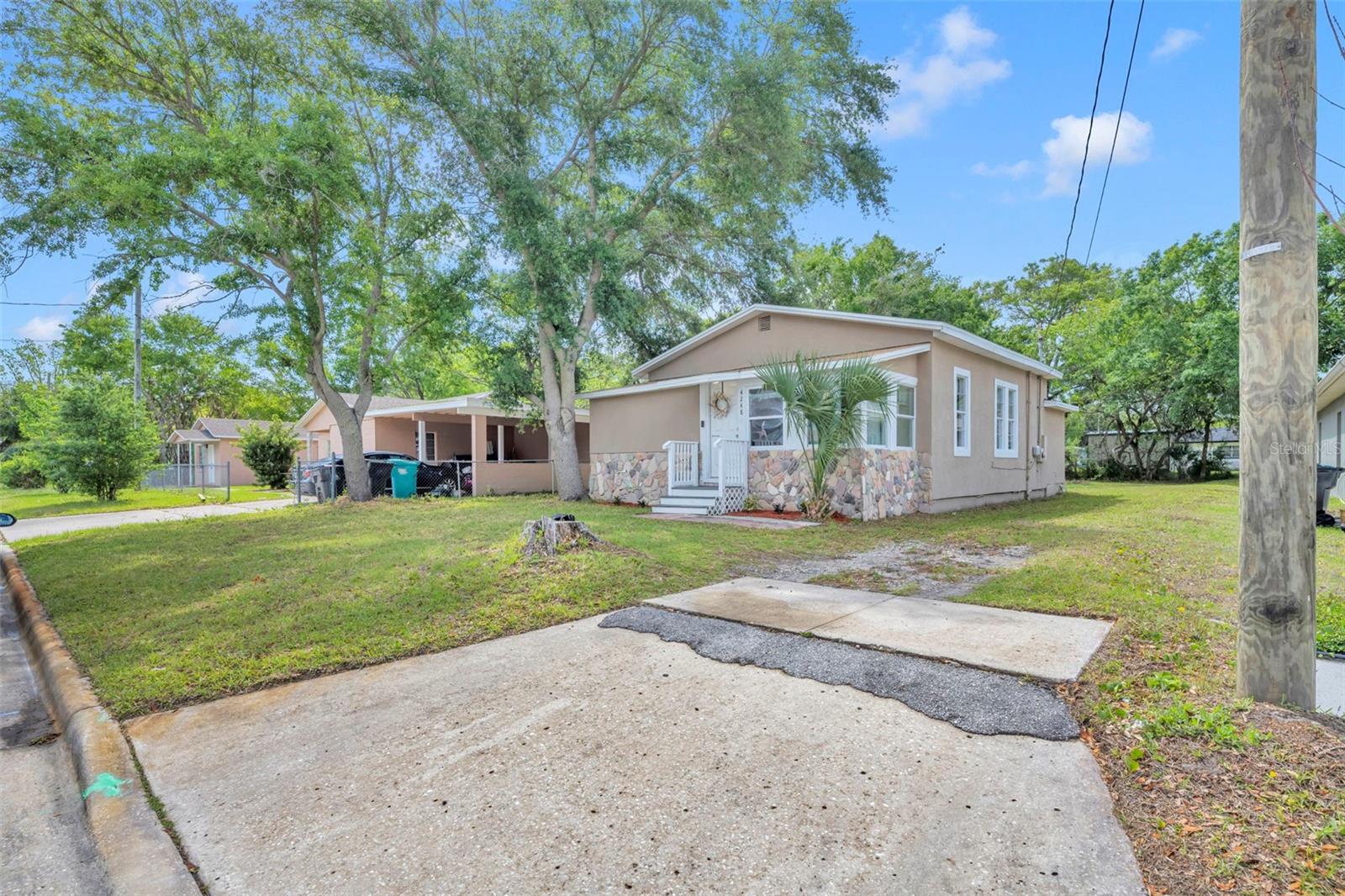 Listing photo id 24 for 4248 Minoso Street