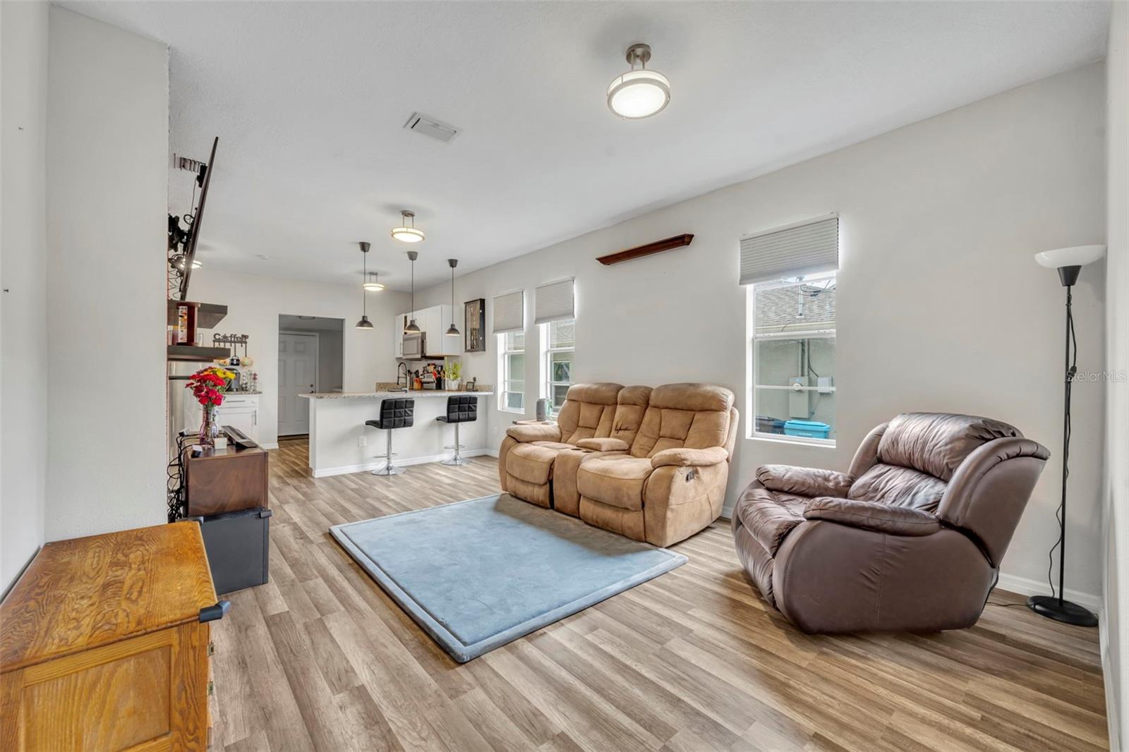 Listing photo id 3 for 4248 Minoso Street