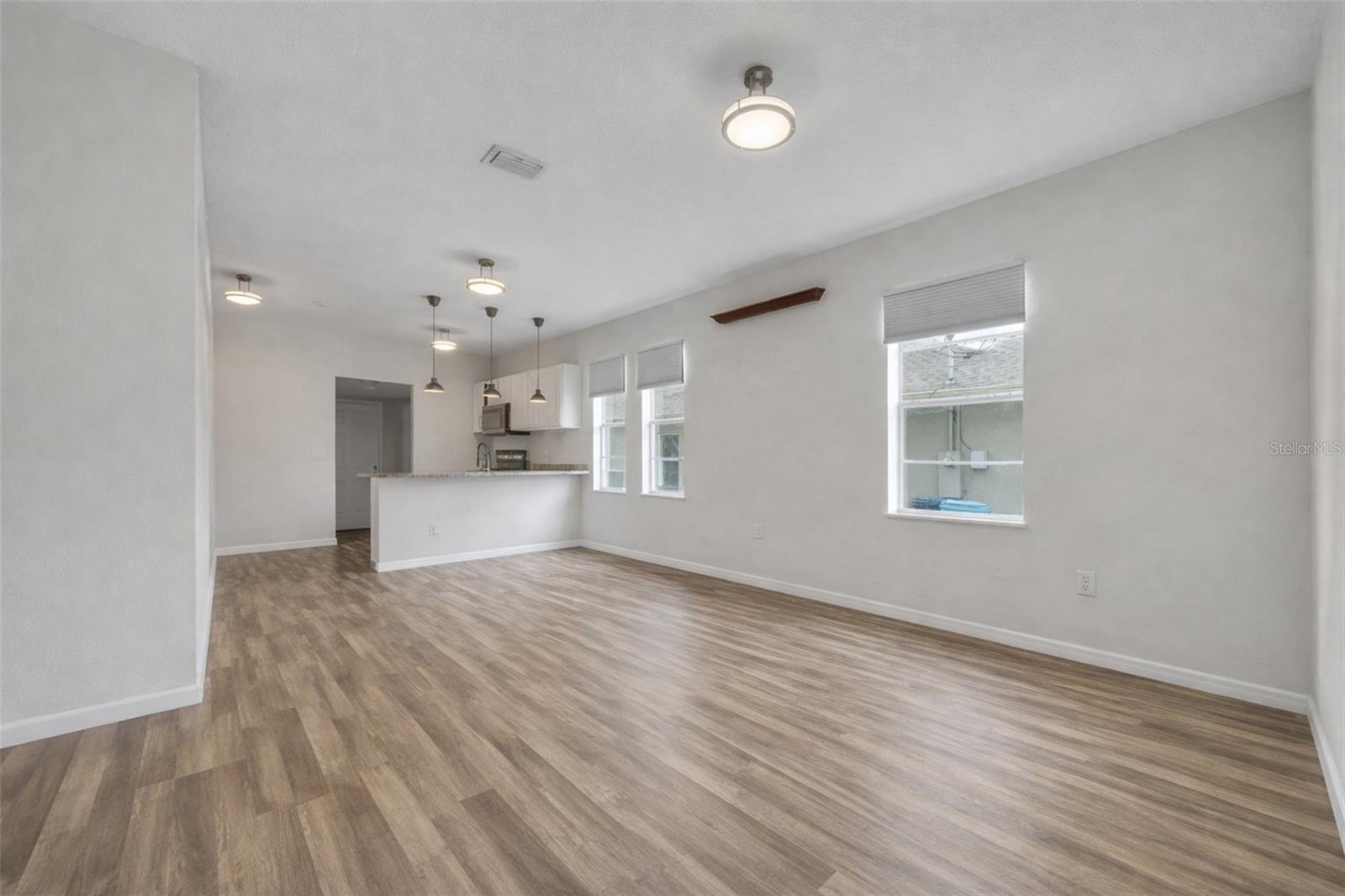 Listing photo id 4 for 4248 Minoso Street