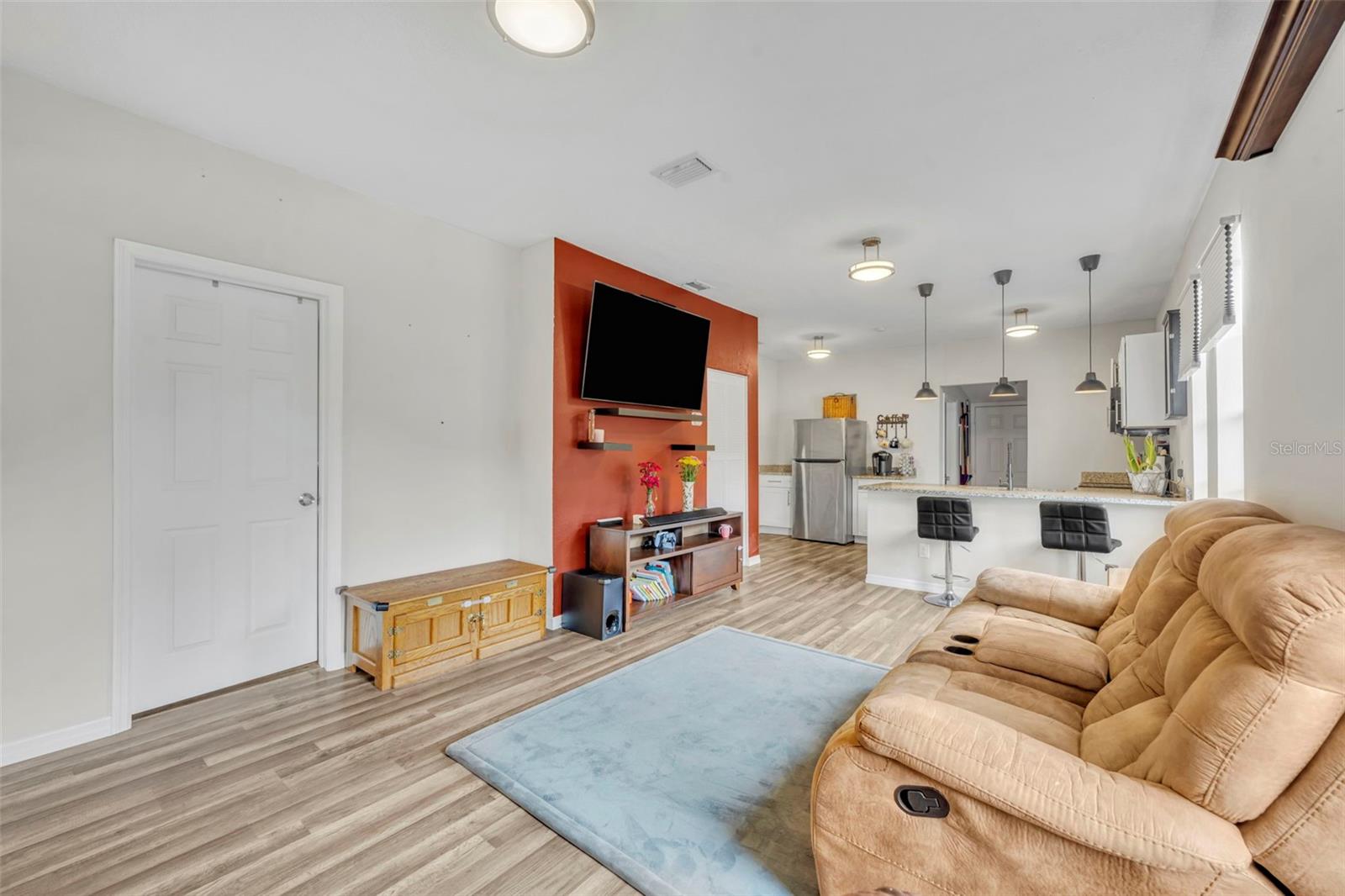 Listing photo id 5 for 4248 Minoso Street