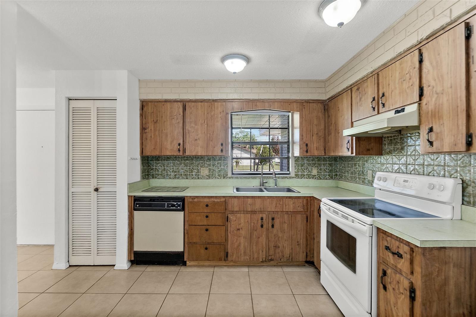 Image 2 of 28 For 977 Whiporwill Drive