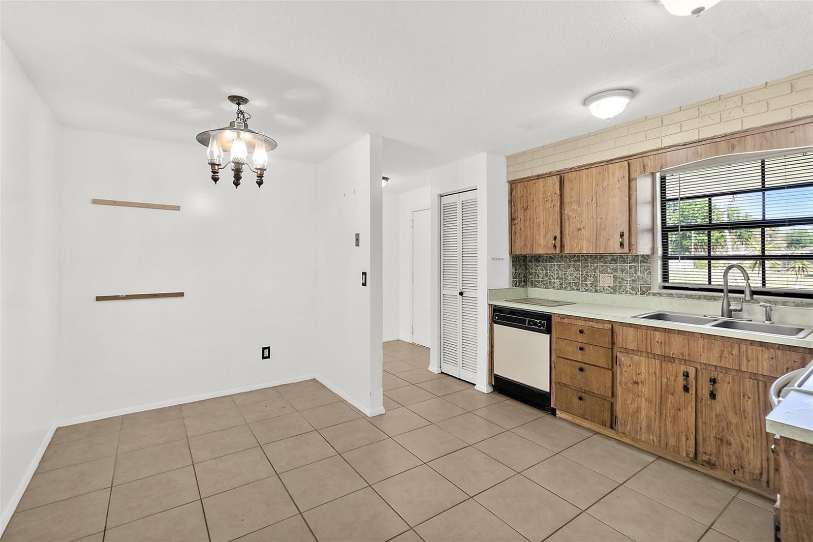 Image 3 of 28 For 977 Whiporwill Drive