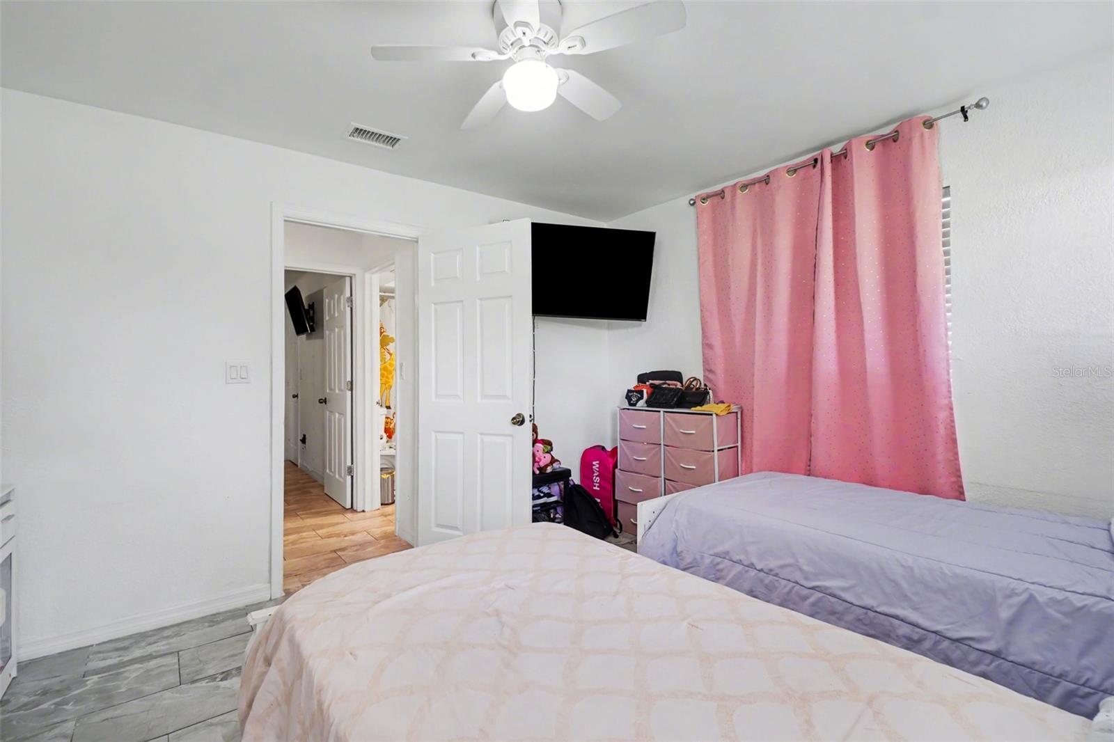 Image 17 of 49 For 2208-2210 Iris Way