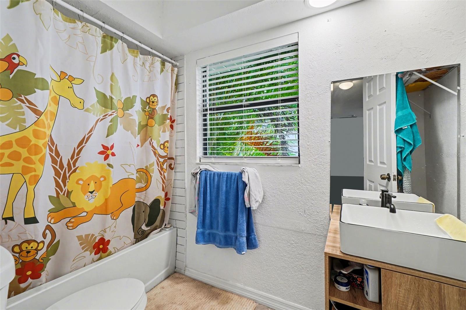 Image 18 of 49 For 2208-2210 Iris Way