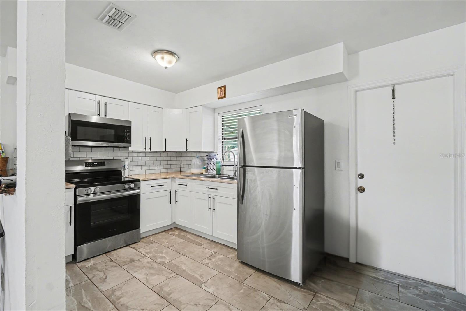 Image 26 of 49 For 2208-2210 Iris Way