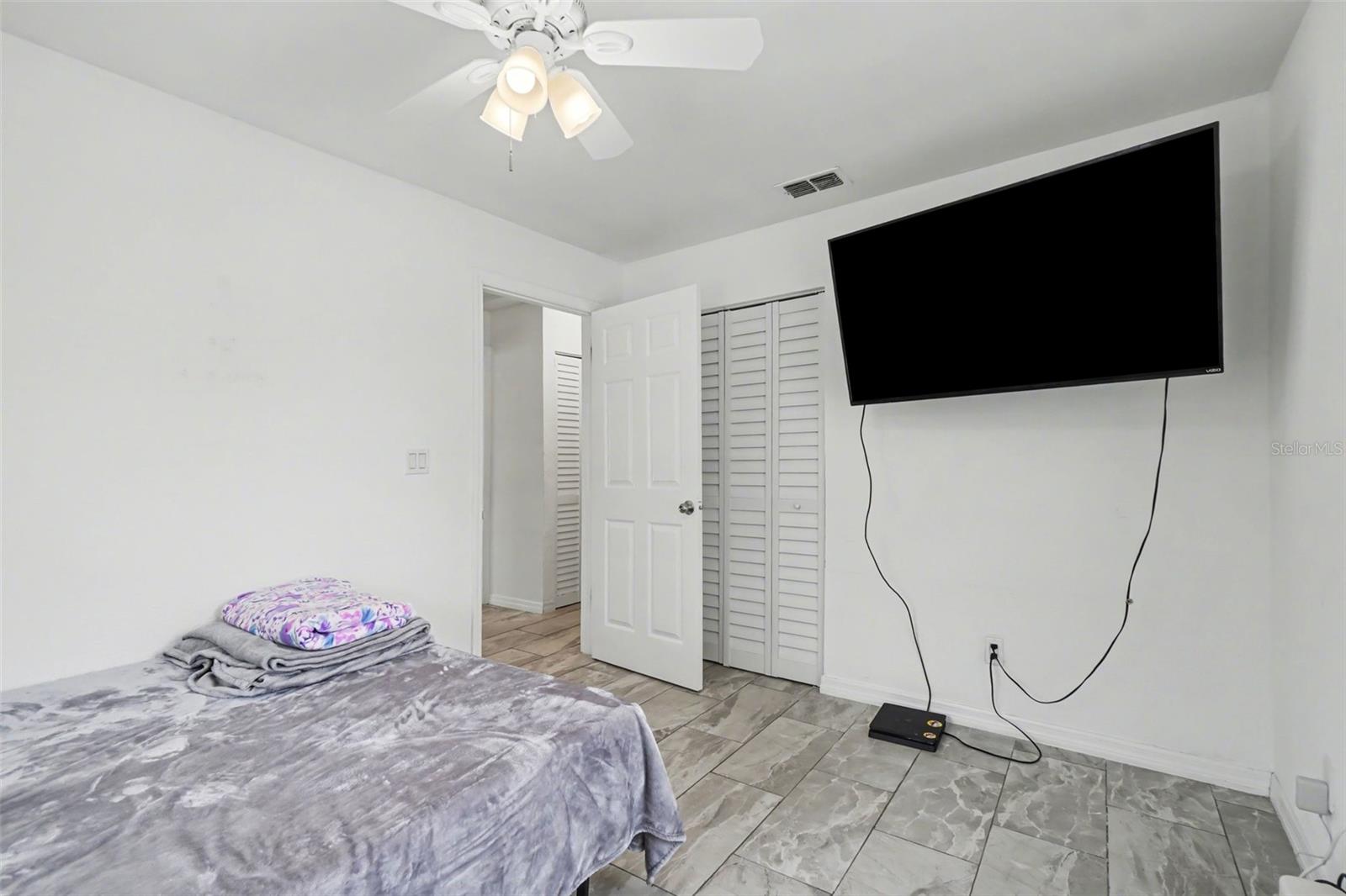 Image 32 of 49 For 2208-2210 Iris Way