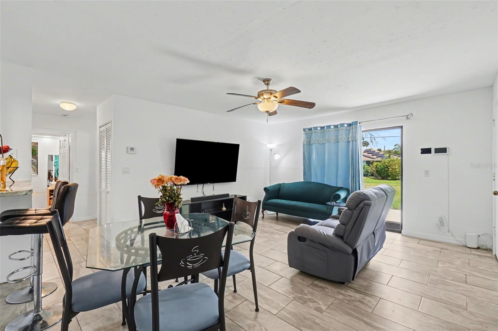 Image 4 of 49 For 2208-2210 Iris Way