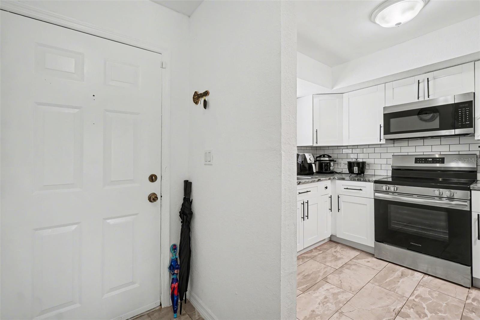 Image 8 of 49 For 2208-2210 Iris Way