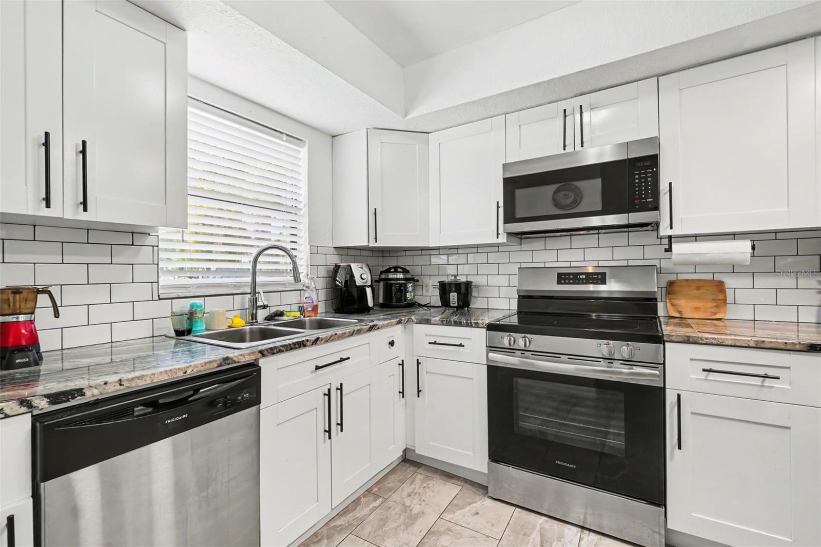 Image 9 of 49 For 2208-2210 Iris Way