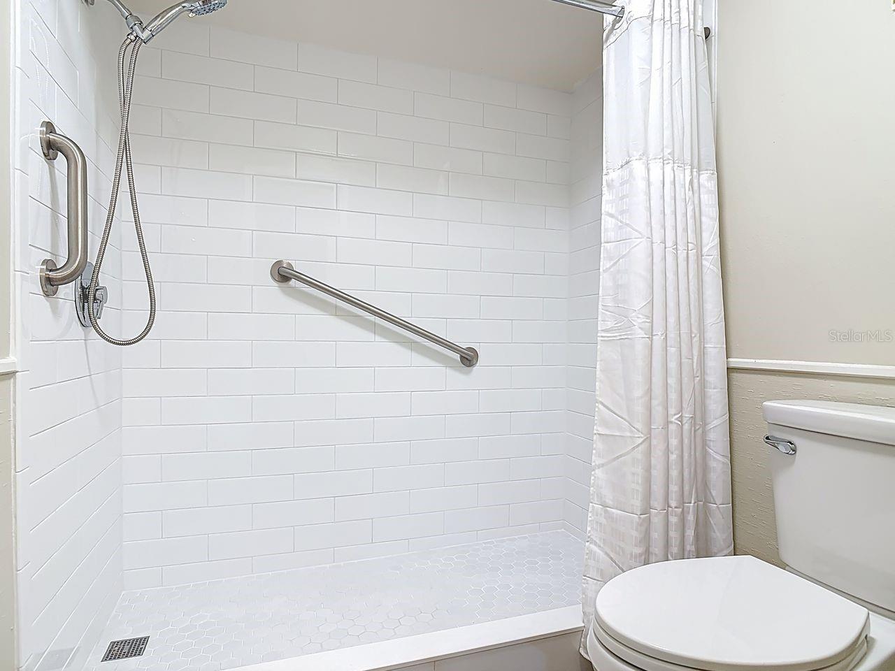 Image 23 of 36 For 902 Village Green Road 2