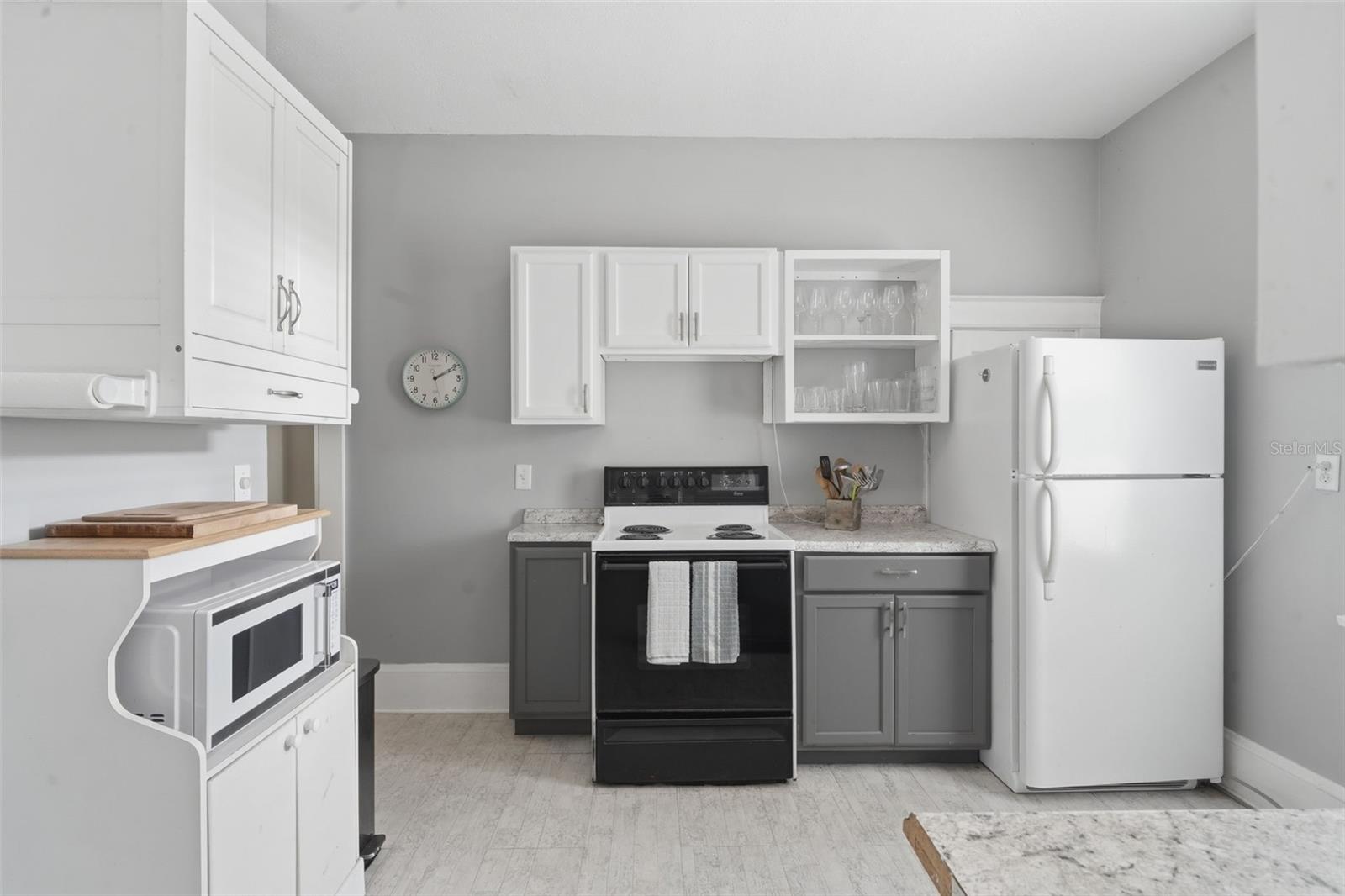 Image 10 of 44 For 318 Colonial Court