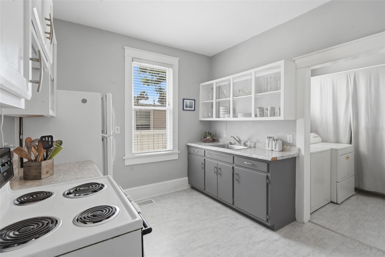 Image 11 of 44 For 318 Colonial Court