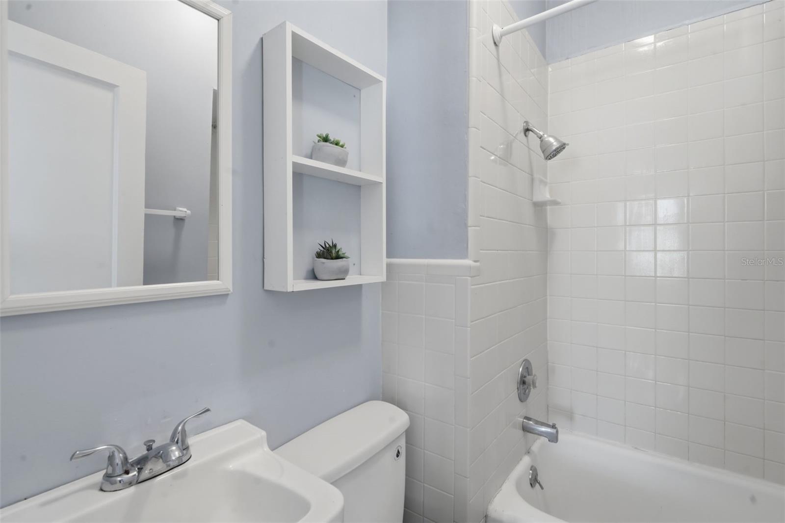 Image 16 of 44 For 318 Colonial Court