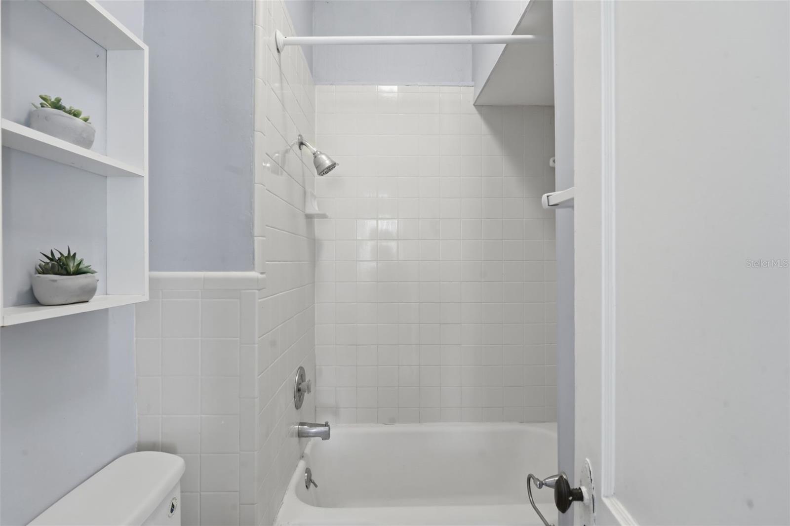 Image 17 of 44 For 318 Colonial Court