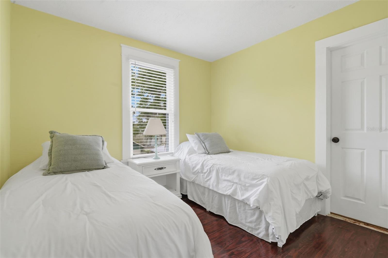 Image 20 of 44 For 318 Colonial Court