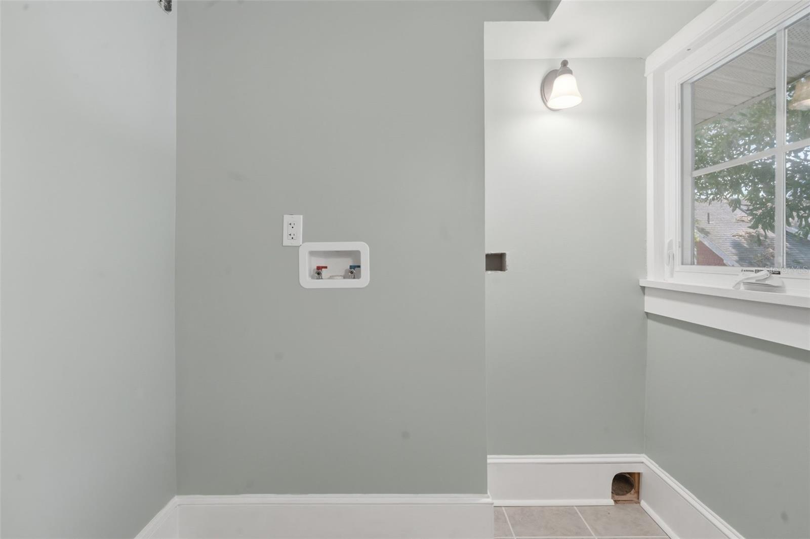 Image 23 of 44 For 318 Colonial Court