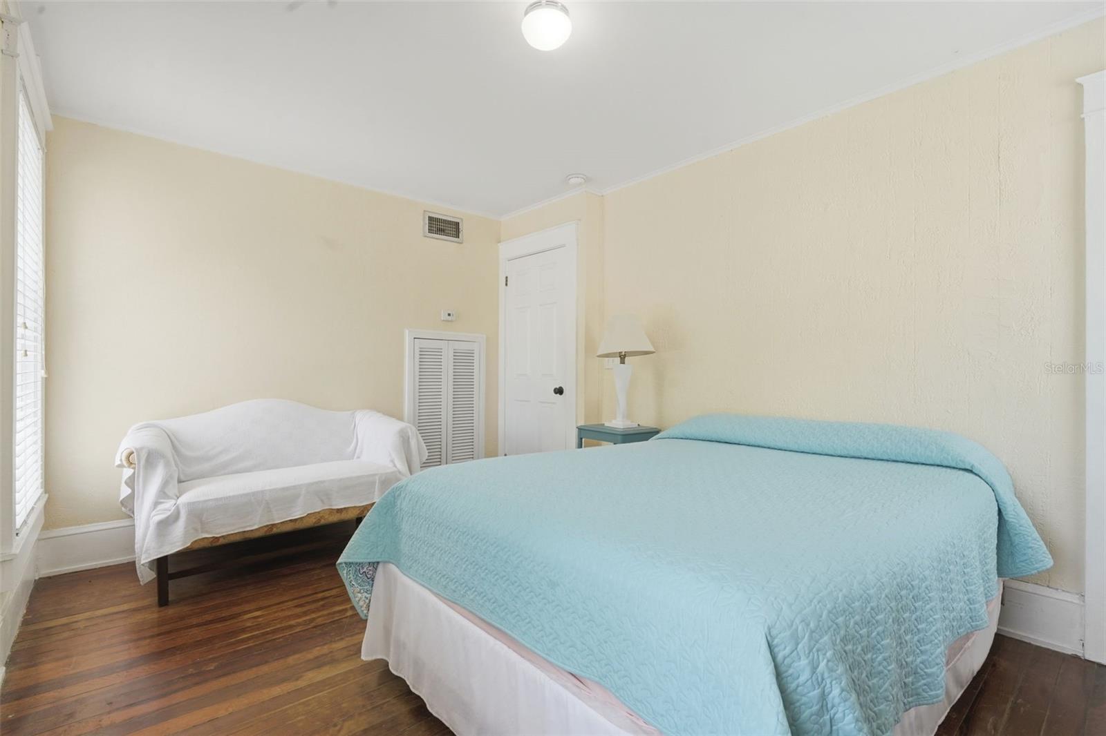 Image 25 of 44 For 318 Colonial Court