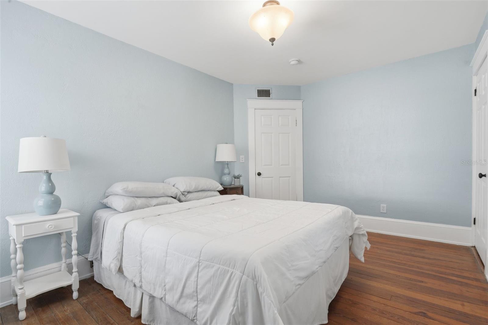 Image 27 of 44 For 318 Colonial Court