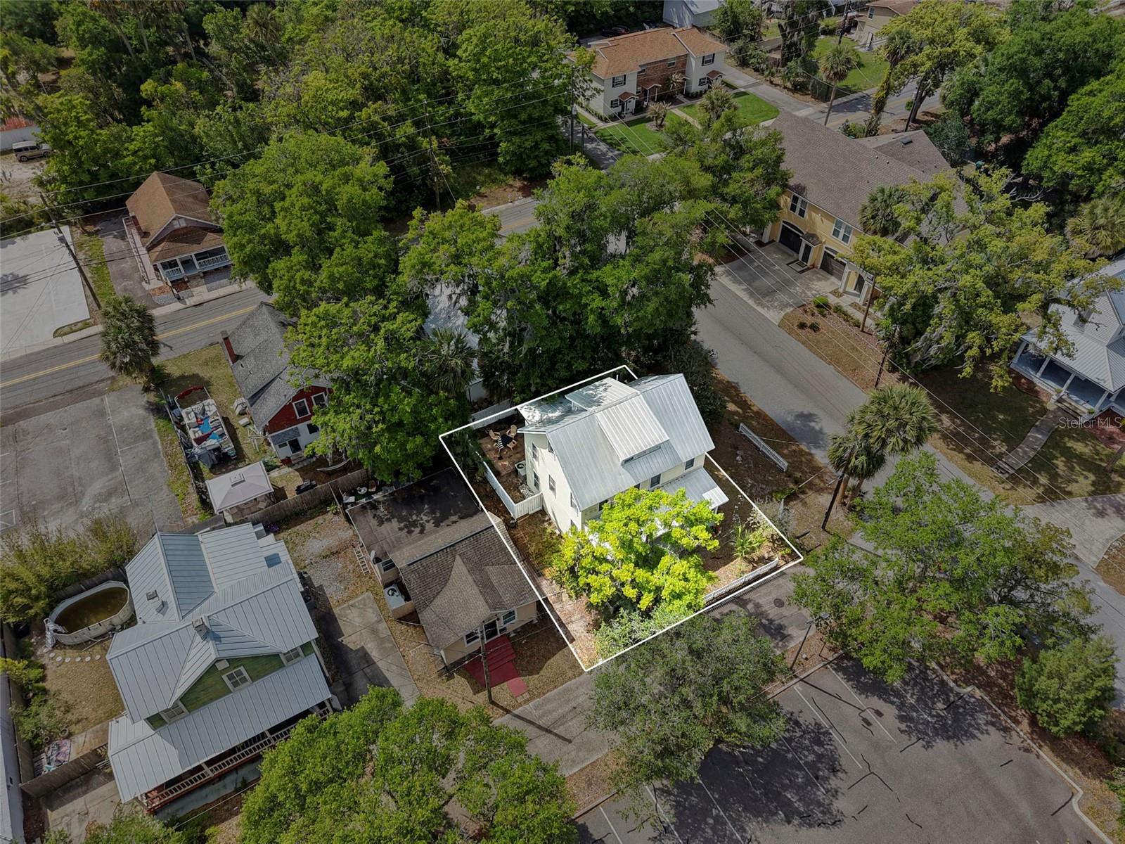 Image 3 of 44 For 318 Colonial Court