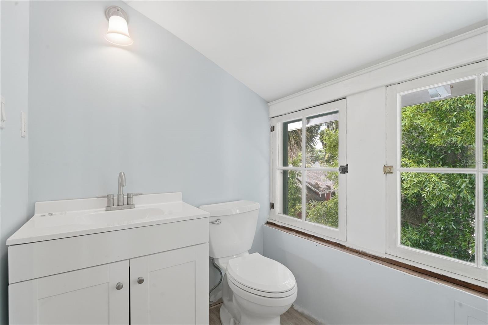 Image 32 of 44 For 318 Colonial Court