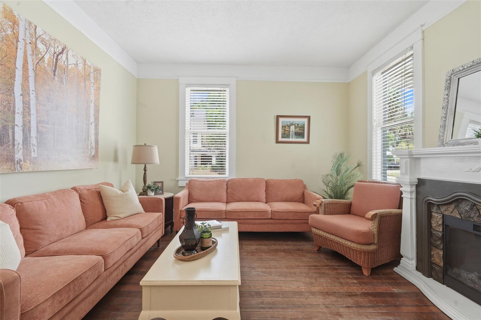 Image 6 of 44 For 318 Colonial Court