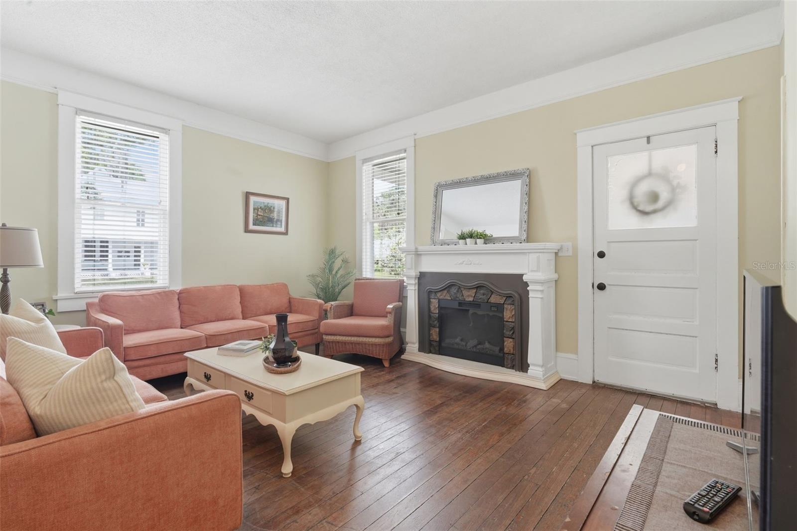 Image 7 of 44 For 318 Colonial Court