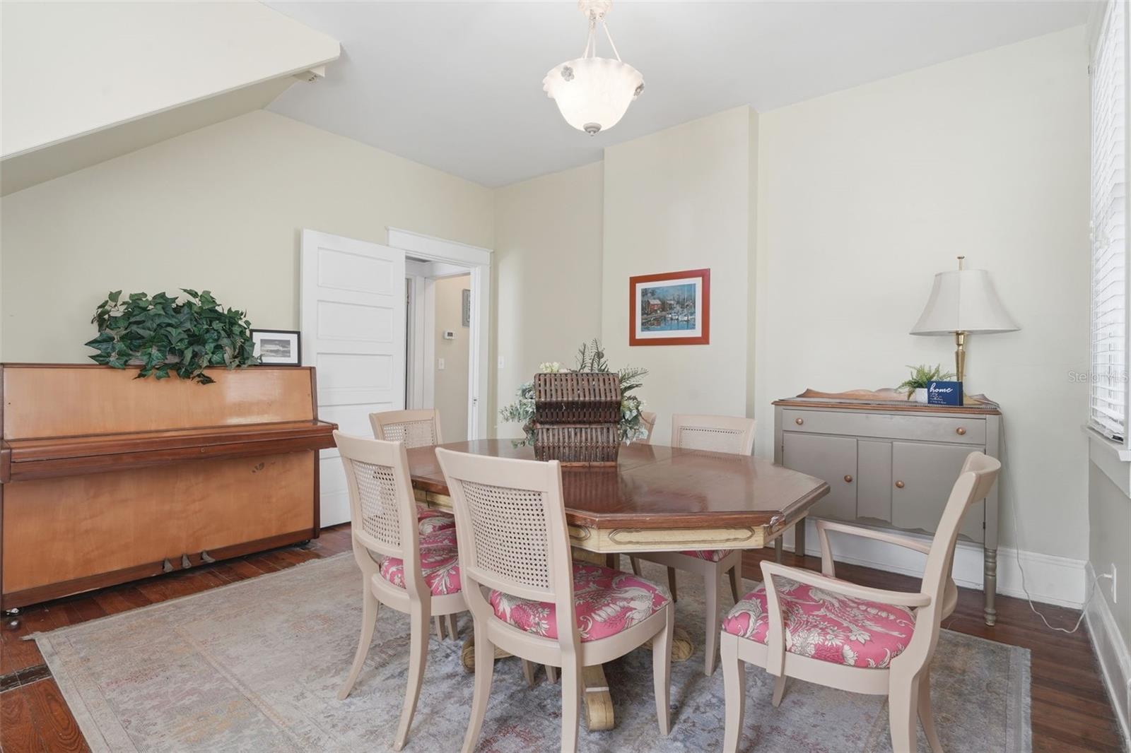 Image 8 of 44 For 318 Colonial Court