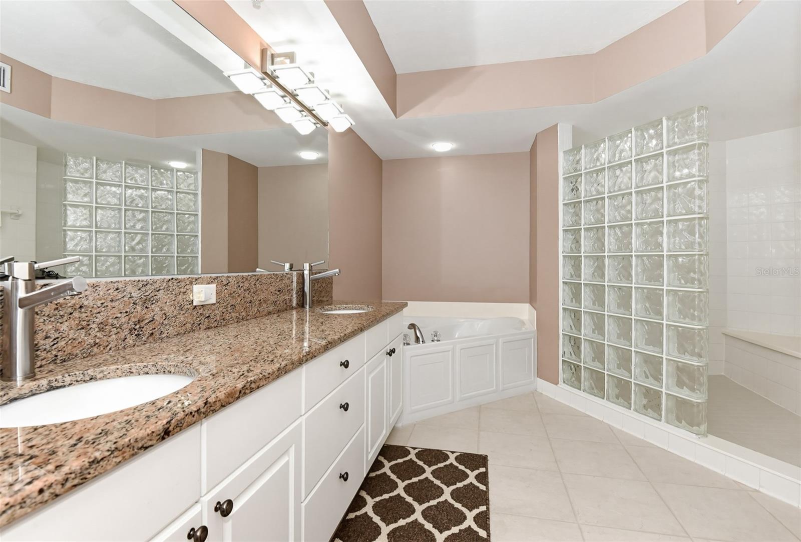 Image 24 of 56 For 2055 Atlantic Avenue 703