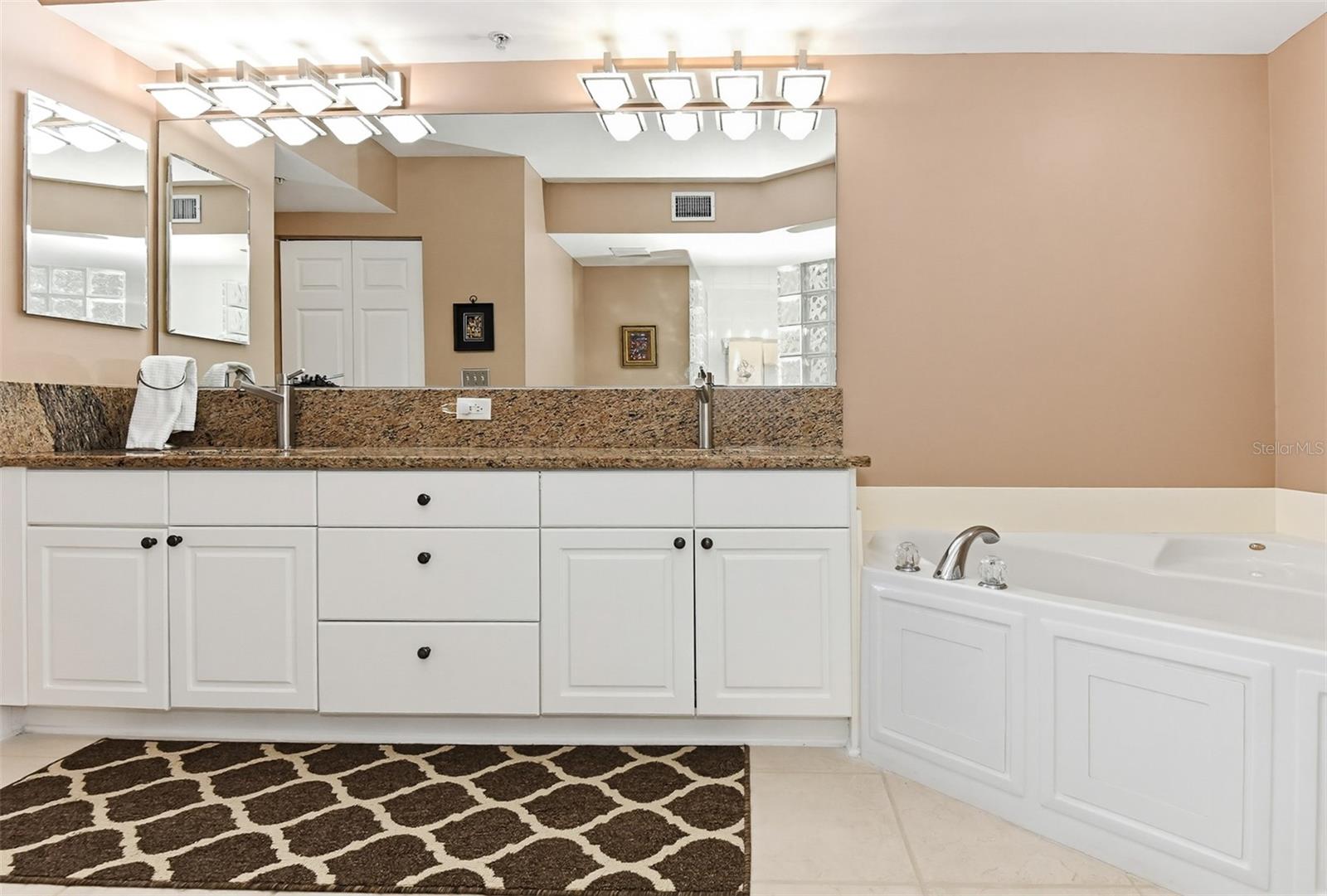 Image 26 of 56 For 2055 Atlantic Avenue 703