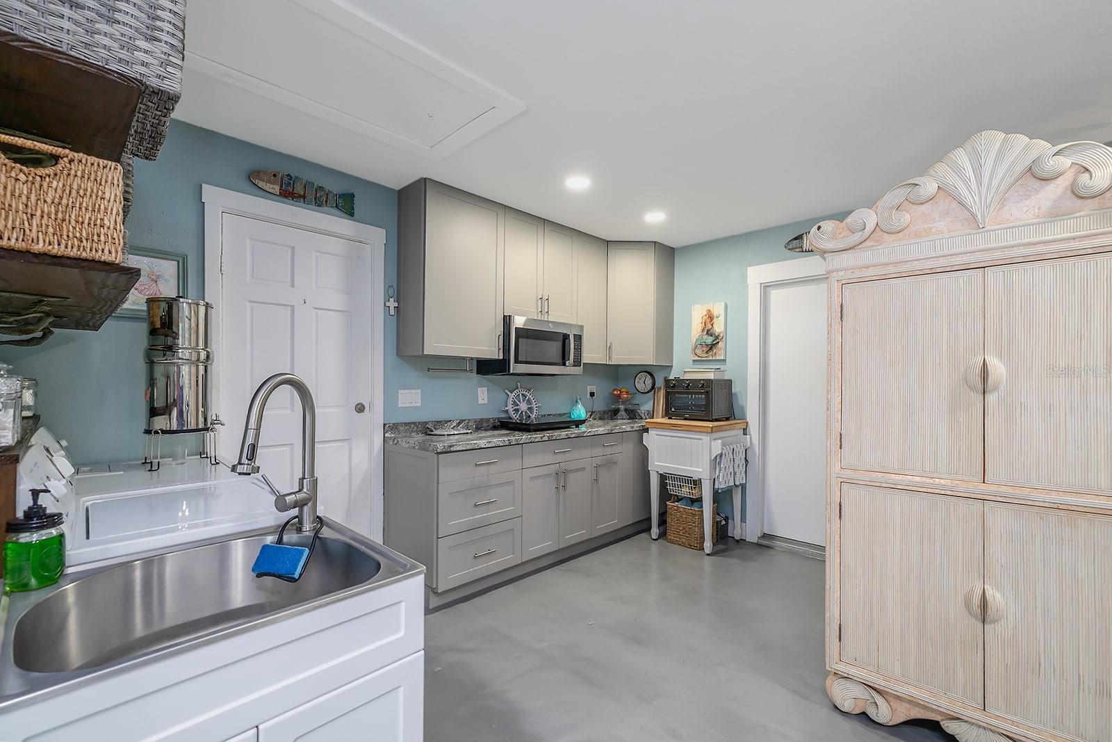 Image 31 of 49 For 957 Pineapple Road