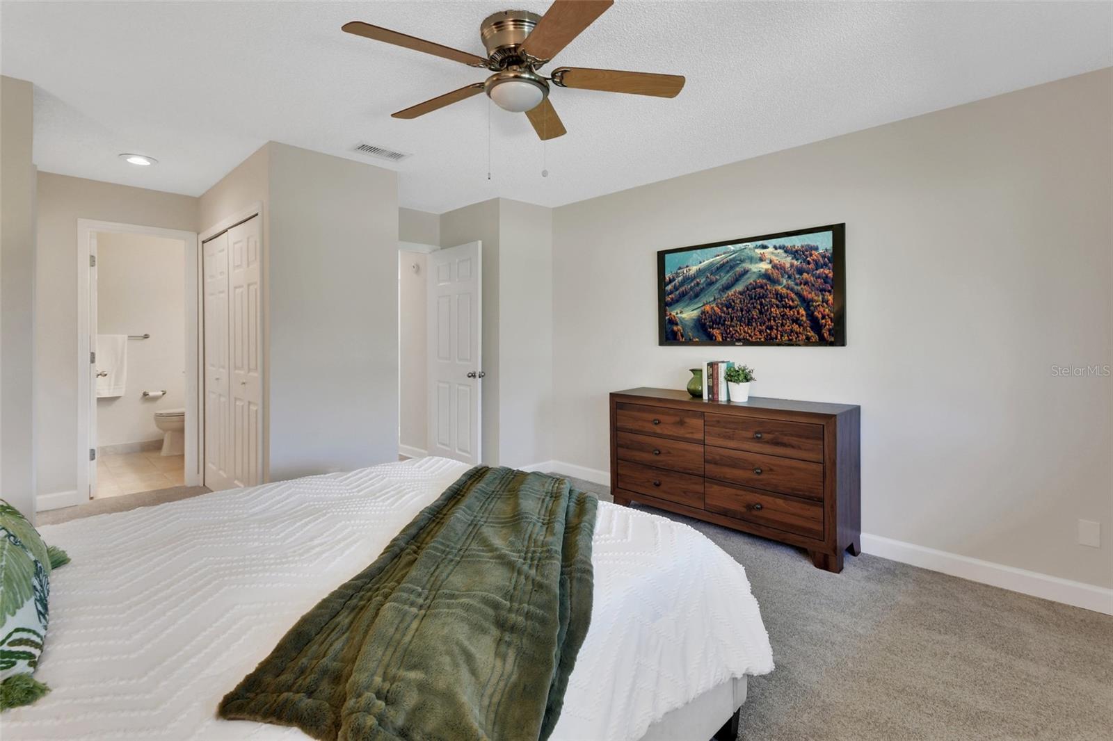 Image 23 of 47 For 136 Turnberry Circle