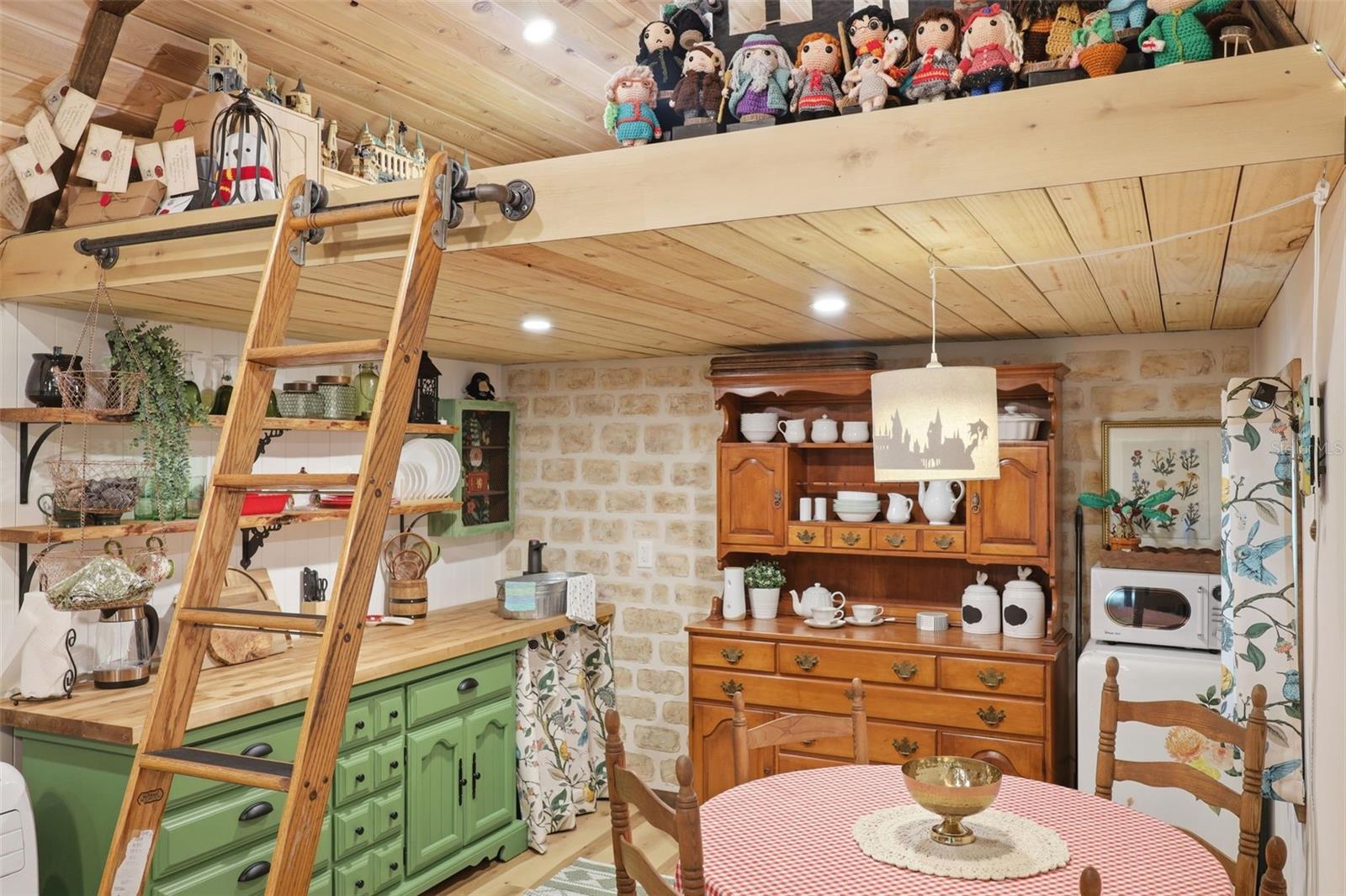 Image 43 of 70 For 1925 Pine Court