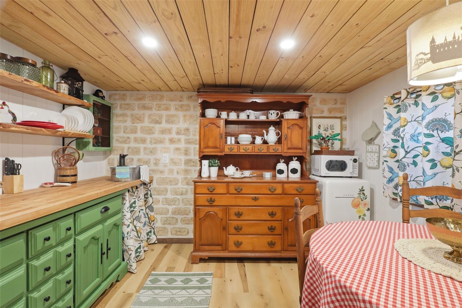 Image 44 of 70 For 1925 Pine Court