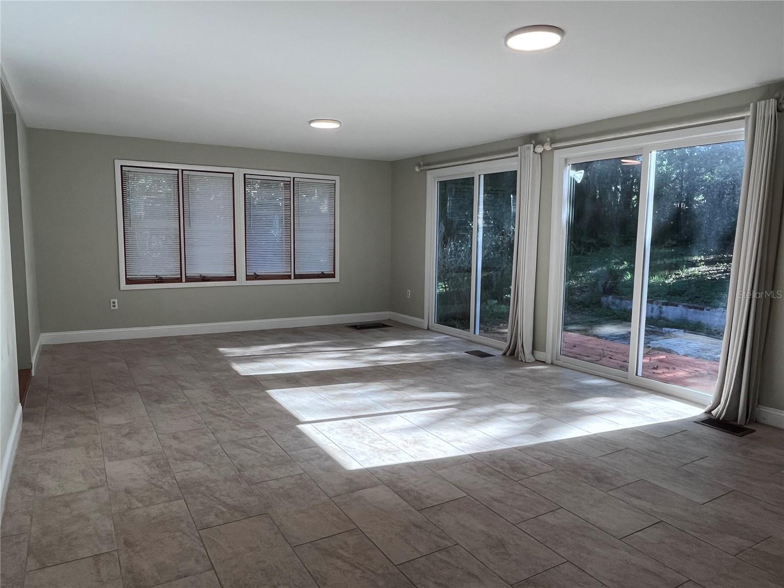 Image 6 of 14 For 12 University Circle