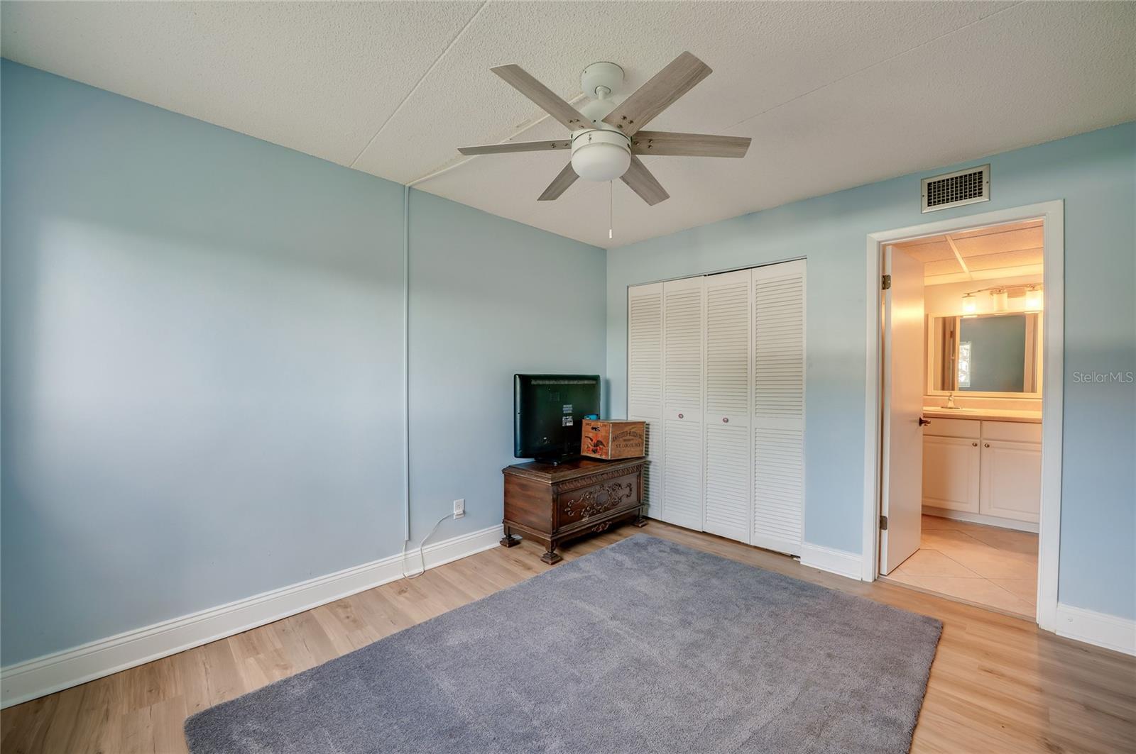 Image 20 of 32 For 100 Silver Beach Avenue 308