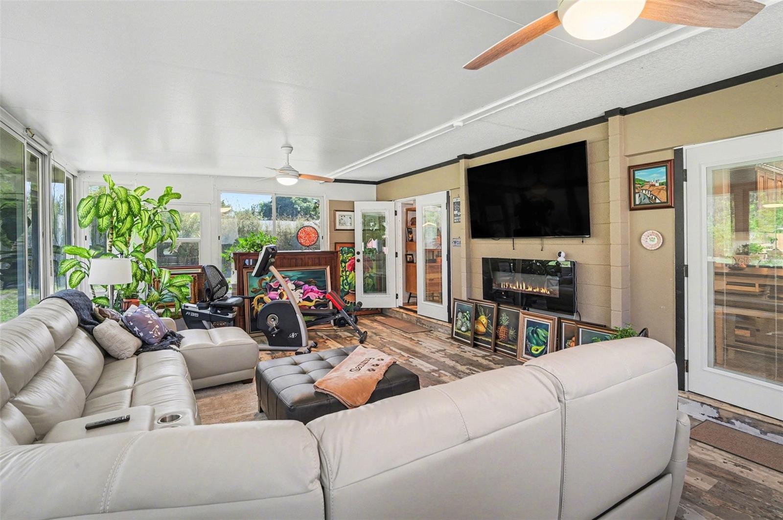 Image 17 of 37 For 2207 Poinsettia Drive