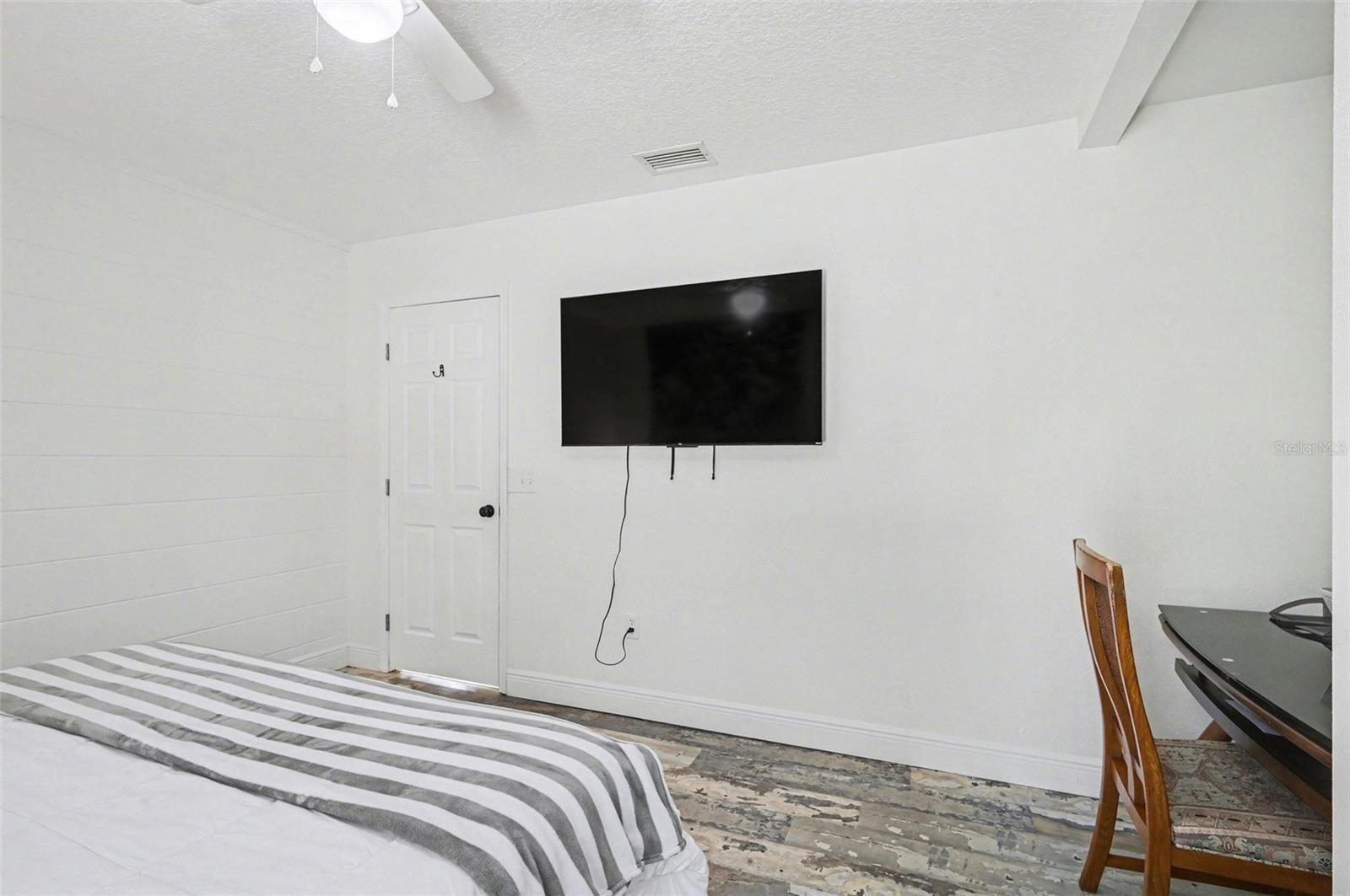 Image 21 of 37 For 2207 Poinsettia Drive