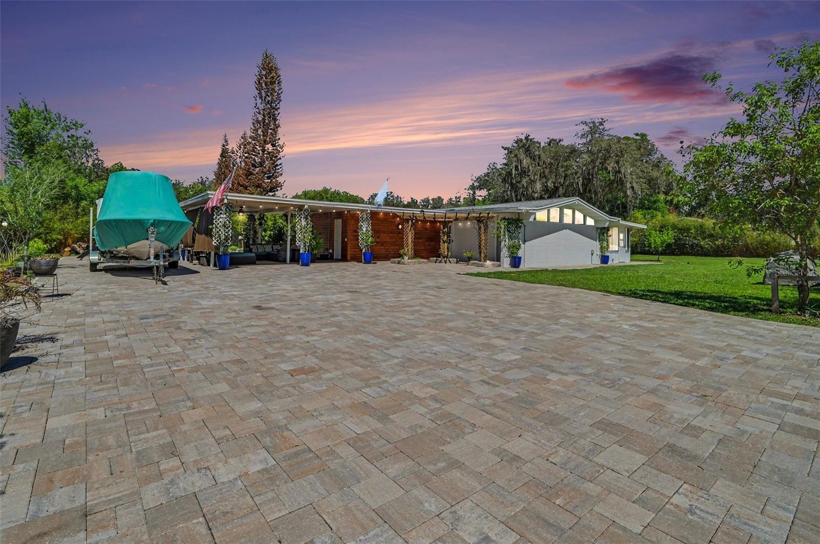 Image 3 of 37 For 2207 Poinsettia Drive