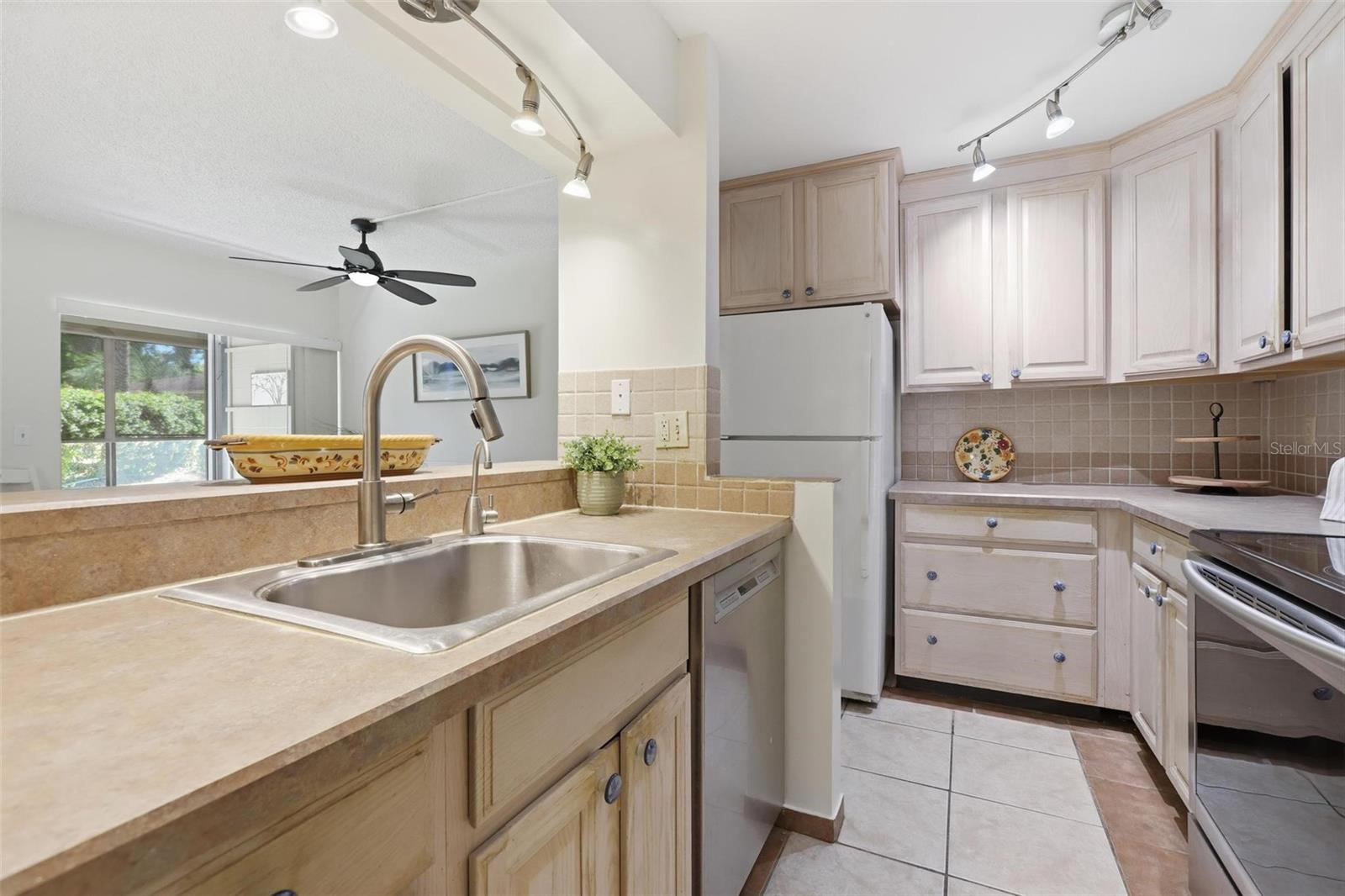 Image 12 of 38 For 120 Hibiscus Woods Court 6c