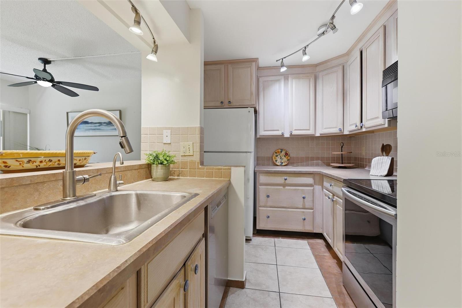 Image 13 of 38 For 120 Hibiscus Woods Court 6c