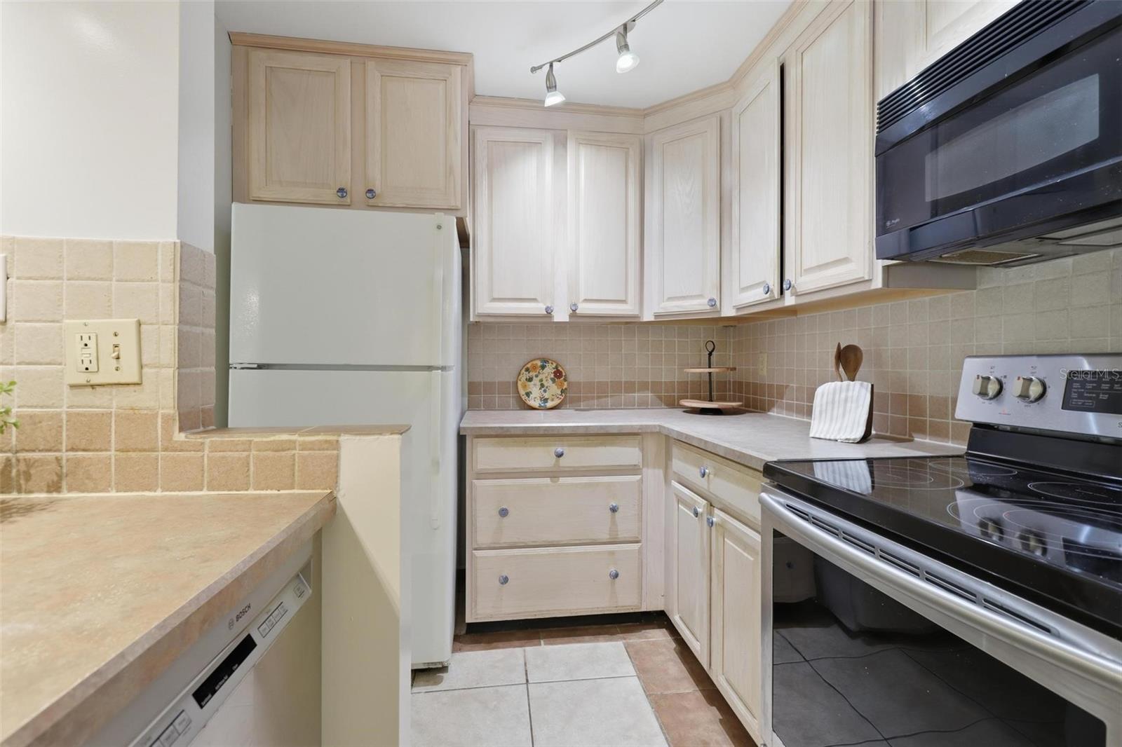 Image 14 of 38 For 120 Hibiscus Woods Court 6c